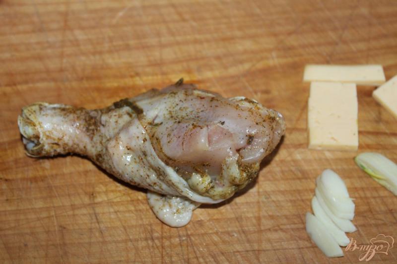 Фото приготовление рецепта: Куриные голени с чесноком и твердым сыром шаг №3