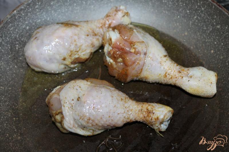 Фото приготовление рецепта: Куриные голени с чесноком и твердым сыром шаг №4