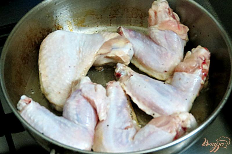 Фото приготовление рецепта: Куриные крылья, тушеные в сметане шаг №2