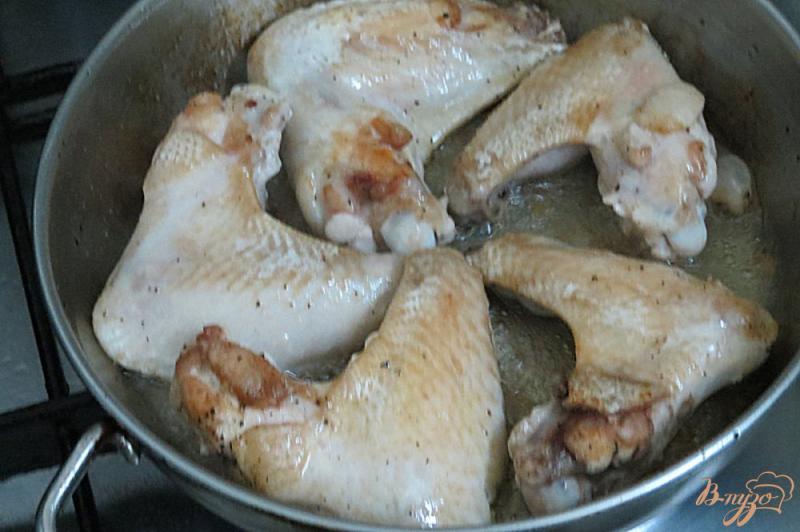 Фото приготовление рецепта: Куриные крылья, тушеные в сметане шаг №3