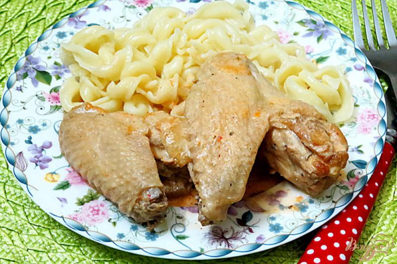 Фото приготовление рецепта: Куриные крылья, тушеные в сметане шаг №9