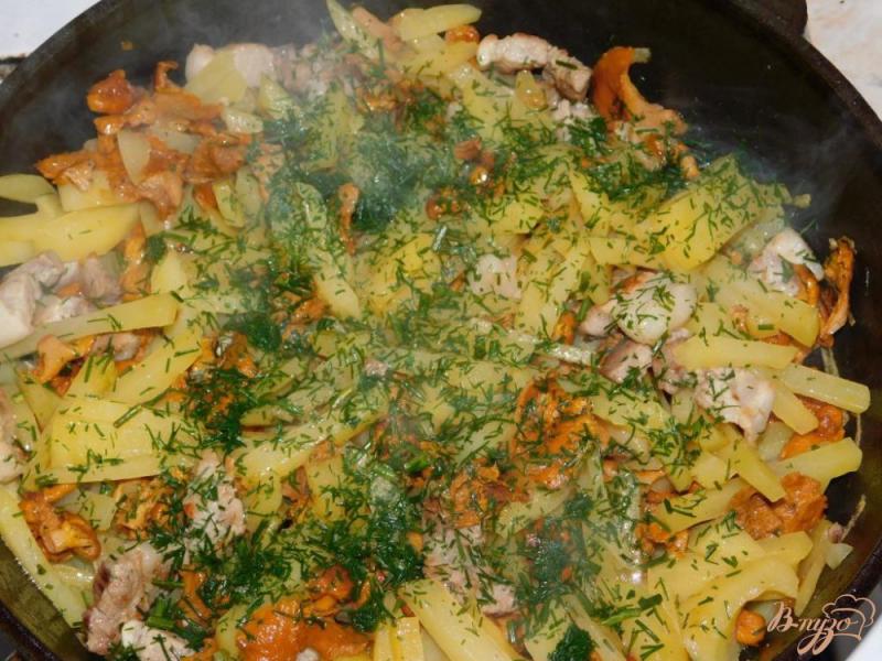 Фото приготовление рецепта: Жареный картофель с слисичками шаг №4