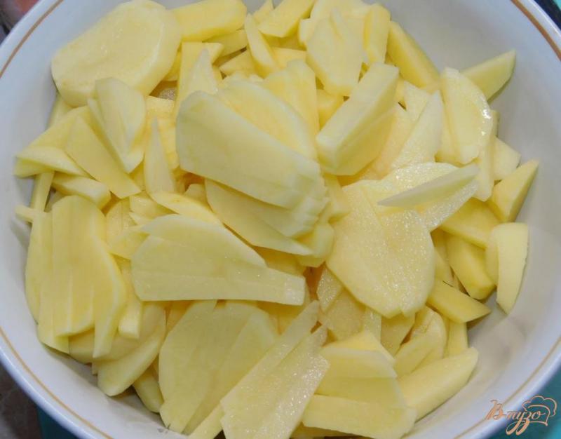 Фото приготовление рецепта: Жареный картофель с слисичками шаг №3