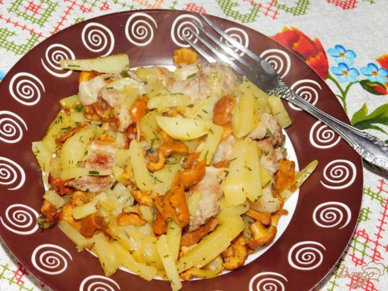 Фото приготовление рецепта: Жареный картофель с слисичками шаг №5