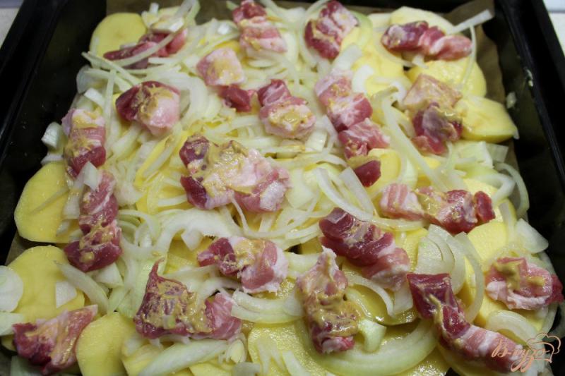 Фото приготовление рецепта: Картофель с грудинкой в духовке шаг №3