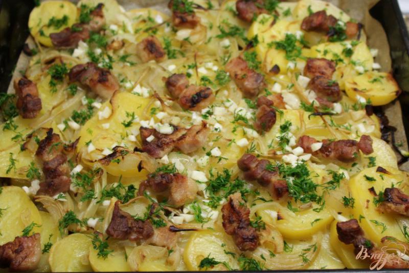 Фото приготовление рецепта: Картофель с грудинкой в духовке шаг №5