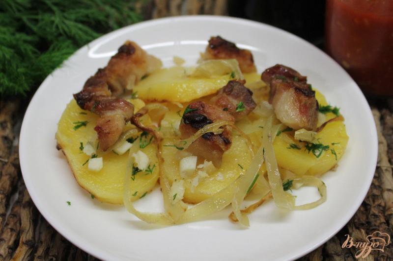 Фото приготовление рецепта: Картофель с грудинкой в духовке шаг №6