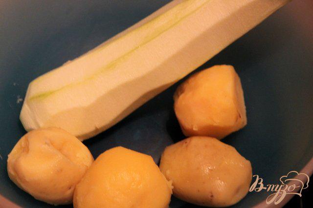 Фото приготовление рецепта: Оладьи из цуккини и картофеля шаг №1