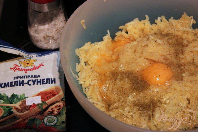 Фото приготовление рецепта: Оладьи из цуккини и картофеля шаг №2