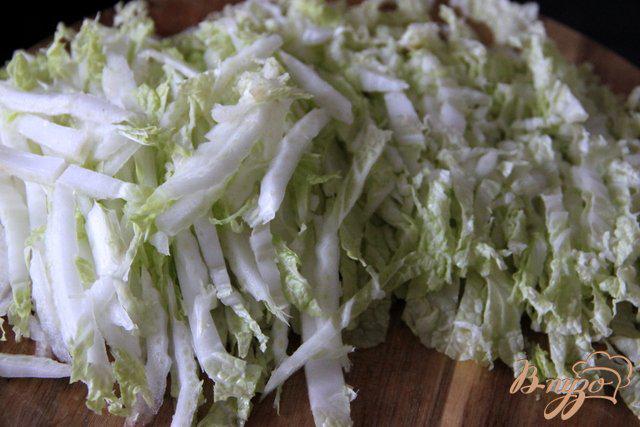 Фото приготовление рецепта: Нежный салат из пекинской капусты шаг №1