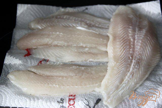 Фото приготовление рецепта: Рыба в сливочно-овощном соусе шаг №1