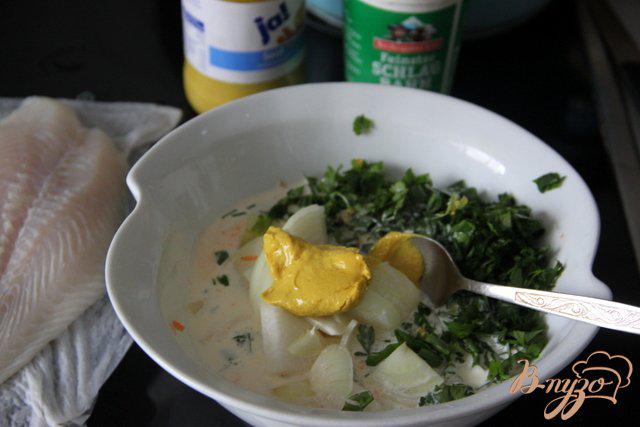 Фото приготовление рецепта: Рыба в сливочно-овощном соусе шаг №4