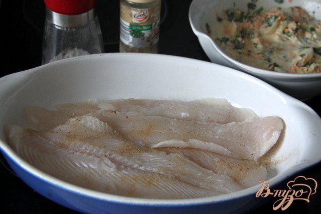Фото приготовление рецепта: Рыба в сливочно-овощном соусе шаг №6