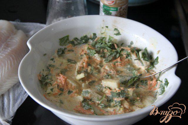 Фото приготовление рецепта: Рыба в сливочно-овощном соусе шаг №5