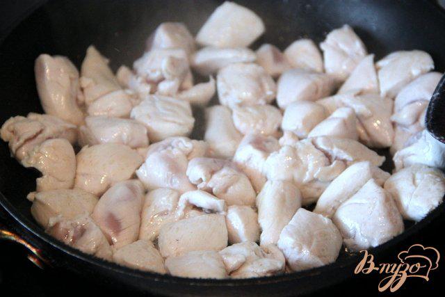 Фото приготовление рецепта: Куриное филе под барбекю-соусом шаг №5