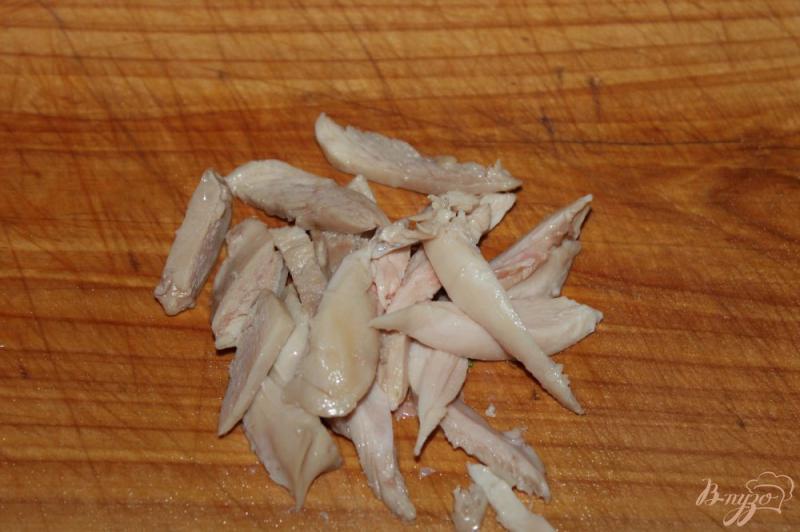 Фото приготовление рецепта: Салат из отварного куриного мяса, маслин и свежих шампиньонов шаг №2