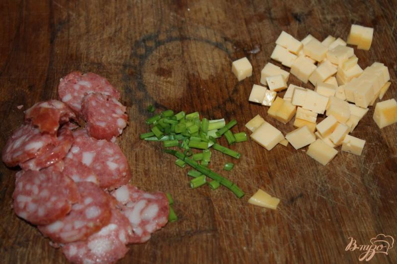 Фото приготовление рецепта: Омлет с твердым сыром, зеленью и копченой колбасой шаг №2