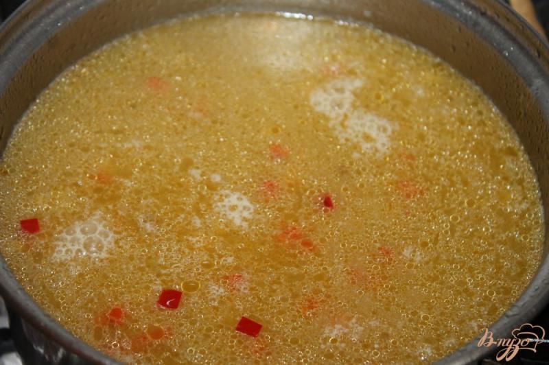 Фото приготовление рецепта: Гречневый суп на мясном бульоне с утиным и куриным мясом шаг №5