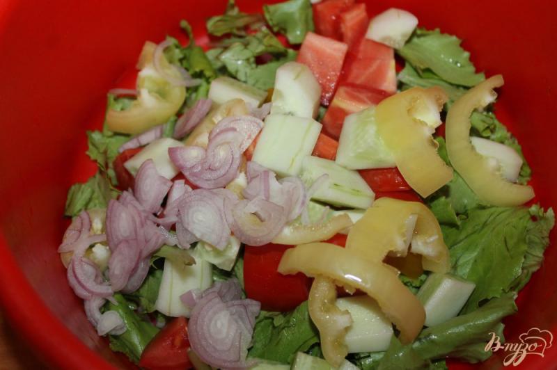 Фото приготовление рецепта: Салат с жареными кабачками, салатными листьями и сыром шаг №3