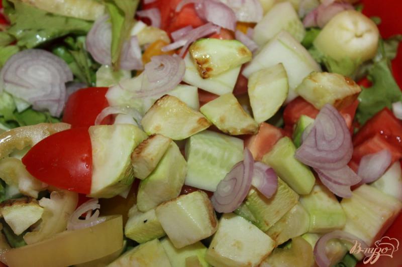 Фото приготовление рецепта: Салат с жареными кабачками, салатными листьями и сыром шаг №5