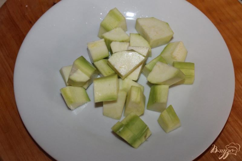 Фото приготовление рецепта: Салат с жареными кабачками, салатными листьями и сыром шаг №4