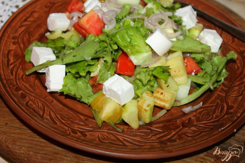 Фото приготовление рецепта: Салат с жареными кабачками, салатными листьями и сыром шаг №6