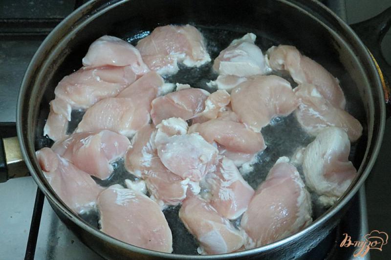 Фото приготовление рецепта: Куриная грудка под сырным соусом шаг №2