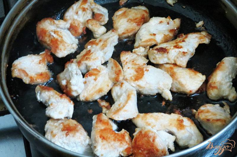 Фото приготовление рецепта: Куриная грудка под сырным соусом шаг №3
