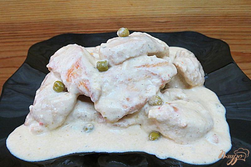 Фото приготовление рецепта: Куриная грудка под сырным соусом шаг №9