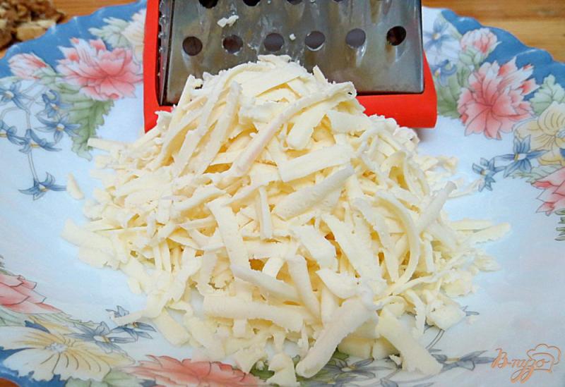 Фото приготовление рецепта: Салат из свеклы, сыра моцареллы и грецких орехов шаг №2