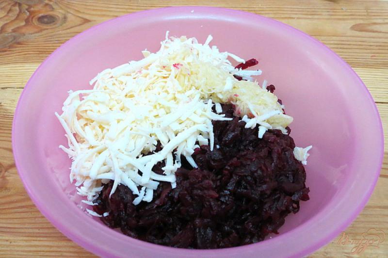 Фото приготовление рецепта: Салат из свеклы, сыра моцареллы и грецких орехов шаг №6