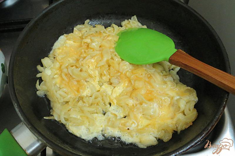 Фото приготовление рецепта: Макароны жареные с яйцом шаг №6