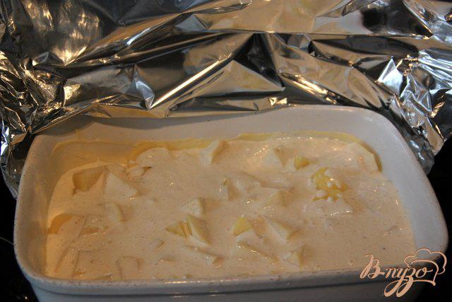 Фото приготовление рецепта: Картофель, запеченный в сливочно-сырном соусе шаг №4