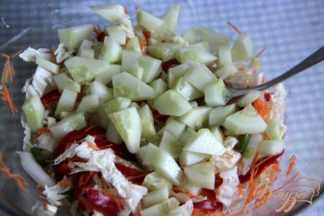 Фото приготовление рецепта: Салат из пекинской капусты и овощей шаг №3