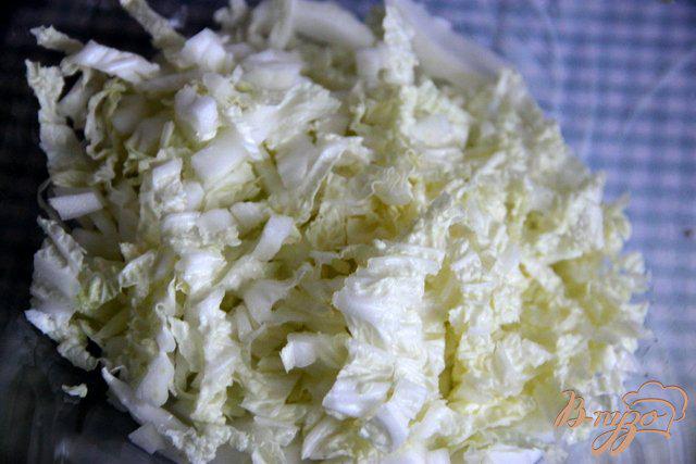 Фото приготовление рецепта: Салат из пекинской капусты и овощей шаг №1