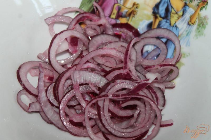 Фото приготовление рецепта: Салат с языком, маринованным луком и помидорами шаг №2