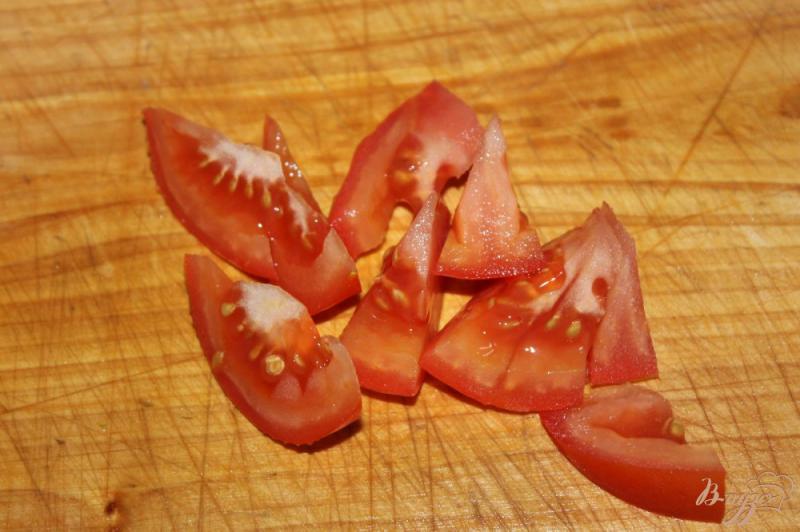 Фото приготовление рецепта: Салат с языком, маринованным луком и помидорами шаг №3