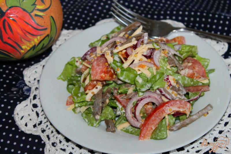 Фото приготовление рецепта: Салат с языком, маринованным луком и помидорами шаг №6