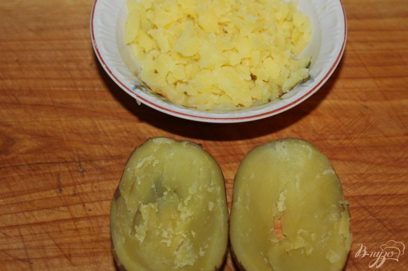 Фото приготовление рецепта: Картофель с начинкой из крабовых палочек и сыра шаг №1