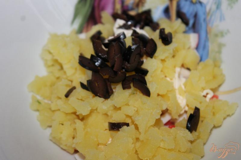 Фото приготовление рецепта: Картофель с начинкой из крабовых палочек и сыра шаг №4