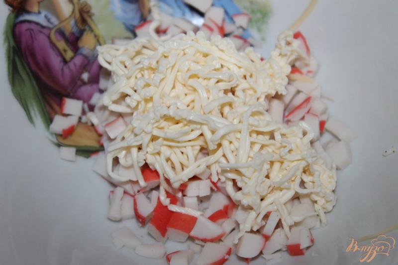 Фото приготовление рецепта: Картофель с начинкой из крабовых палочек и сыра шаг №3