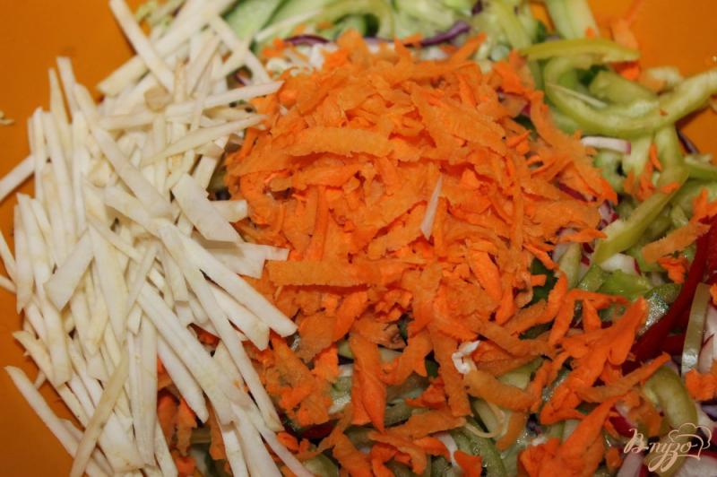 Фото приготовление рецепта: Салат из пекинской и краснокочанной капусты с сельдереем и огурцом шаг №3