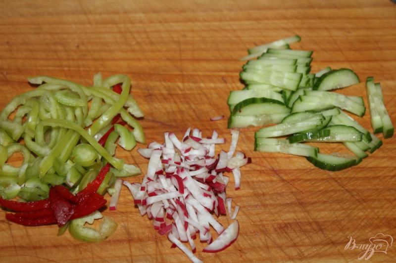 Фото приготовление рецепта: Салат из пекинской и краснокочанной капусты с сельдереем и огурцом шаг №2