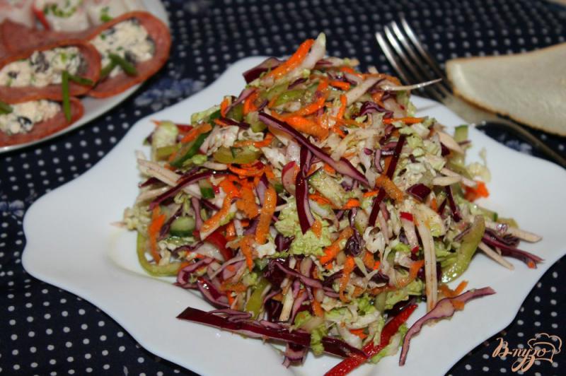 Фото приготовление рецепта: Салат из пекинской и краснокочанной капусты с сельдереем и огурцом шаг №5