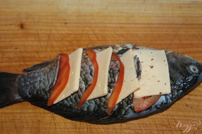 Фото приготовление рецепта: Карась запеченный с сыром и помидорами шаг №4