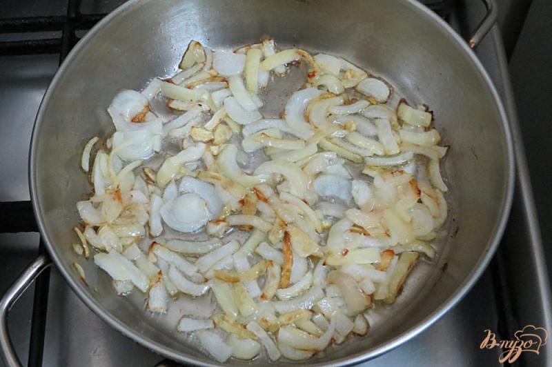 Фото приготовление рецепта: Салат из шампиньонов огурцов и яиц шаг №2