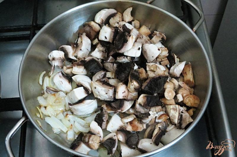 Фото приготовление рецепта: Салат из шампиньонов огурцов и яиц шаг №3