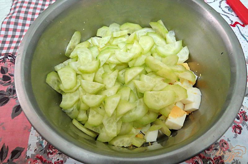Фото приготовление рецепта: Салат из шампиньонов огурцов и яиц шаг №5