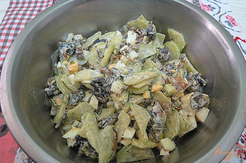 Фото приготовление рецепта: Салат из шампиньонов огурцов и яиц шаг №8