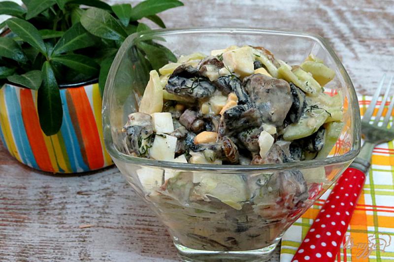 Фото приготовление рецепта: Салат из шампиньонов огурцов и яиц шаг №10